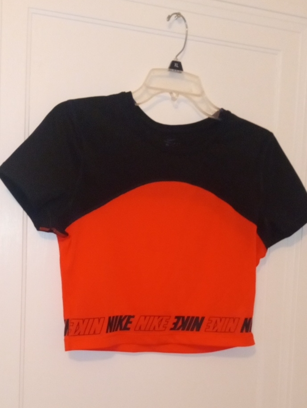 women medium Nike Black & bright pink Colorblock Crop Tee, drifit